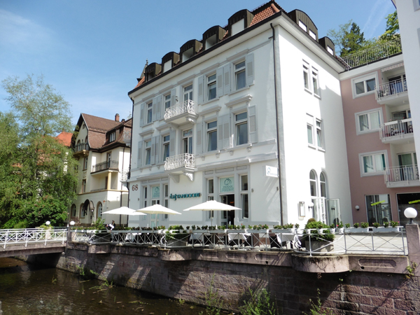 Taj Tandoori Restaurant Außenansicht in Baden-Baden mit Terrasse am Wasser